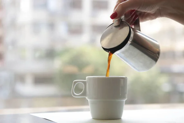 Kvinnans Hand Håller Kaffemugg Och Häller Den Kaffekoppen Morgon Rutin — Stockfoto