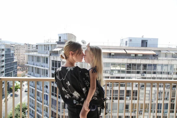 Madre Pequeño Niño Pie Balcón Con Vistas Los Edificios Ciudad — Foto de Stock