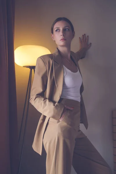 Portrait Jeune Femme Costume Beige Debout Dans Chambre Côté Rideau — Photo