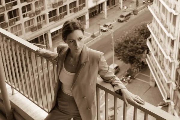 Retrato Jovem Mulher Terno Varanda Com Movimentada Rua Cidade Fundo — Fotografia de Stock