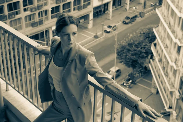 Portrait Jeune Femme Costume Debout Sur Balcon Avec Rue Animée — Photo