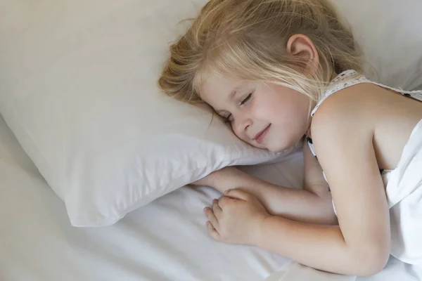 Édes Kislány Alszik Ágyban — Stock Fotó