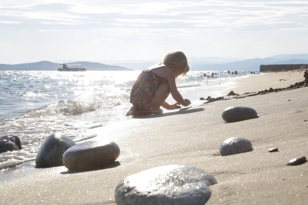 Κοριτσάκι Παίζει Στην Παραλία Της Άμμου — Φωτογραφία Αρχείου