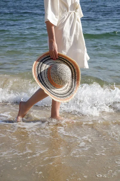 リネンの着物を着た若い女性の肖像とビーチで大きな藁帽子 — ストック写真
