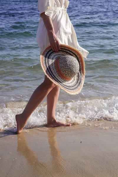 Портрет Молодой Женщины Льняном Кимоно Большой Соломенной Шляпе Пляже — стоковое фото