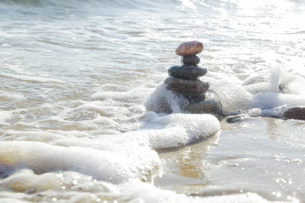 Equilibrio Zen Pietra Piramide Sulla Spiaggia Sabbia Con Onde Spruzzate — Foto Stock