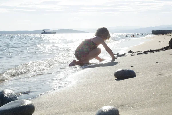Batole Dívka Hraje Písečné Pláži — Stock fotografie