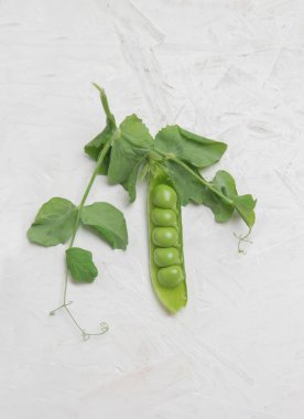 Masada taze toplanmış organik yeşil bezelyeler.