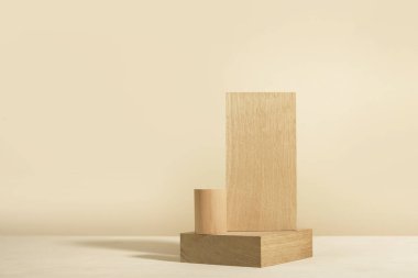 Minimalist ahşap sahne. Bej arka planda dikdörtgen podyumları olan en az boş sahne. Ürün sunumu için maketler.