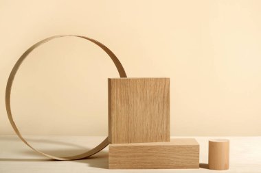 Minimalist ahşap sahne. Bej arka planda dikdörtgen podyumları olan en az boş sahne. Ürün sunumu için maketler.