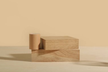 Minimalist ahşap sahne. Bej arka planda dikdörtgen podyumları olan en az boş sahne. Ürün sunumu için maketler.