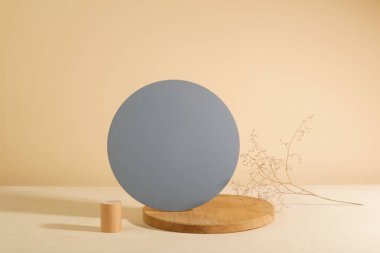 Minimalist geometri şekilli ahşap sahne. Ahşap çemberli en az boş sahne. Ürün sunumu için maket görüntüsü. Tasarım ögesi.
