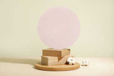 Minimalist geometri şekilli ahşap sahne. Ahşap çemberli en az boş sahne. Ürün sunumu için maket görüntüsü. Tasarım ögesi.