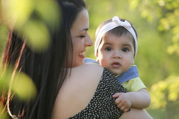 Young Mother Enjoying Idyllic Summer Day Outdoor Her Baby Girl — Stock Photo, Image