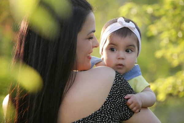 Joven Madre Disfrutando Idílico Día Verano Aire Libre Con Bebé —  Fotos de Stock