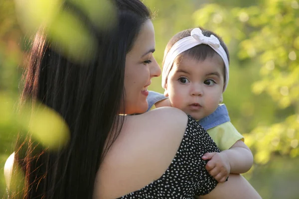 Young Mother Enjoying Idyllic Summer Day Outdoor Her Baby Girl — Stock Photo, Image