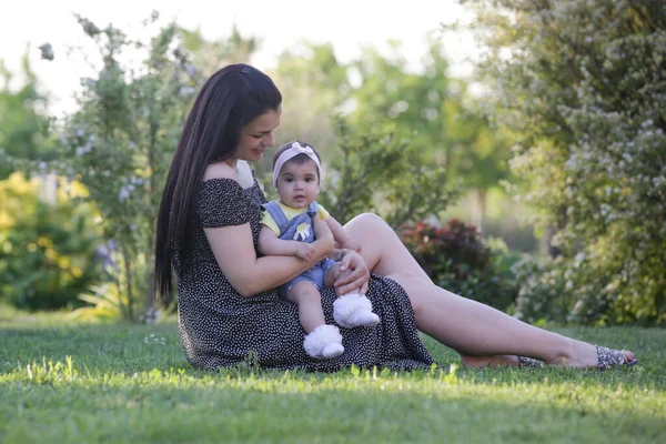 Joven Madre Disfrutando Idílico Día Verano Aire Libre Con Bebé —  Fotos de Stock