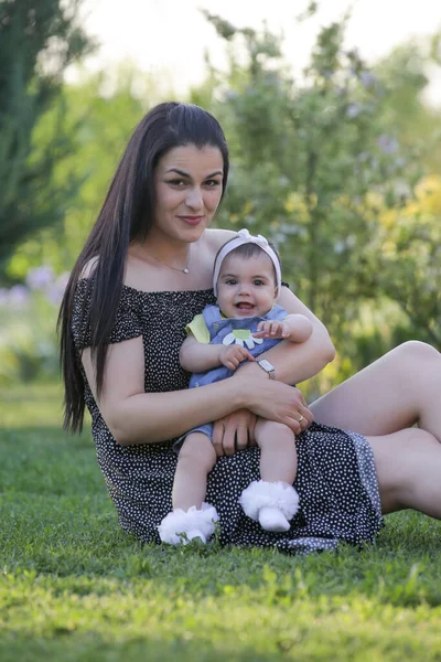 Joven Madre Disfrutando Idílico Día Verano Aire Libre Con Bebé —  Fotos de Stock