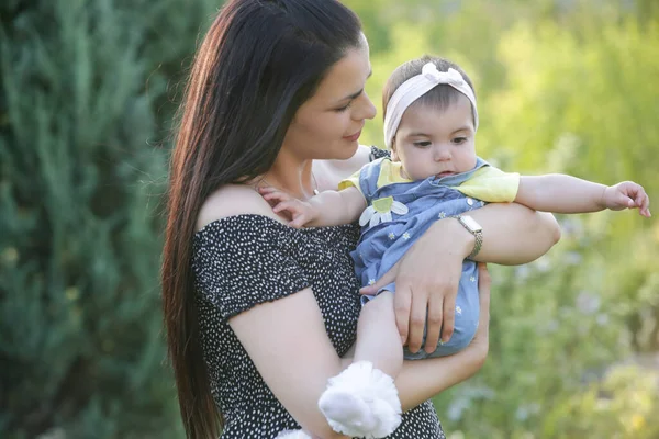 Ung Mamma Njuter Idyllisk Sommardag Utomhus Med Sin Lilla Flicka — Stockfoto