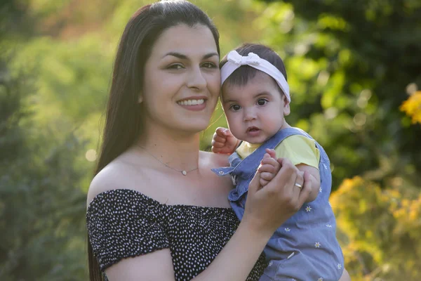 Young Mother Enjoying Idyllic Summer Day Outdoor Her Baby Girl — Stock Photo, Image