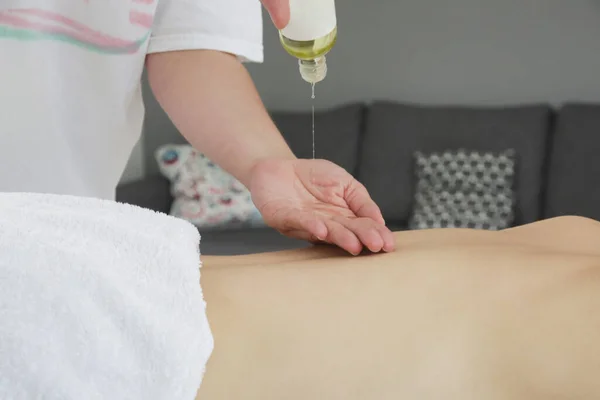 Mobilmassagetjänst Ung Kvinna Som Har Mjuk Skytte Koppla Massage Hemma — Stockfoto