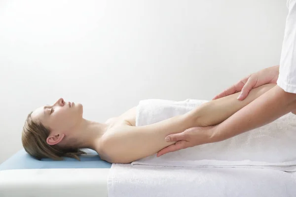 Armmassage Ung Vit Kvinna Enjoing Mjuk Skytte Partiell Koppla Massage — Stockfoto