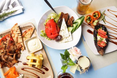 Restoran masasında Yunan yemekleri ve içkiler.