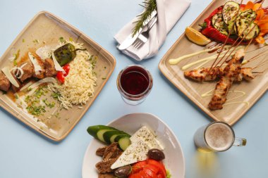 Restoran masasında Yunan yemekleri ve içkiler.