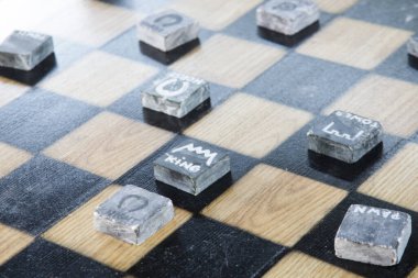 Tahtada asgari tasarım taş satranç figürleri