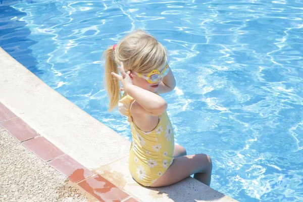 Kleinkind Mädchen Gelben Badeanzug Sitzt Beckenrand — Stockfoto