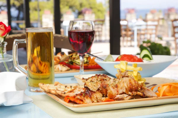Griechische Gerichte Serviert Mit Getränken Auf Dem Restauranttisch — Stockfoto