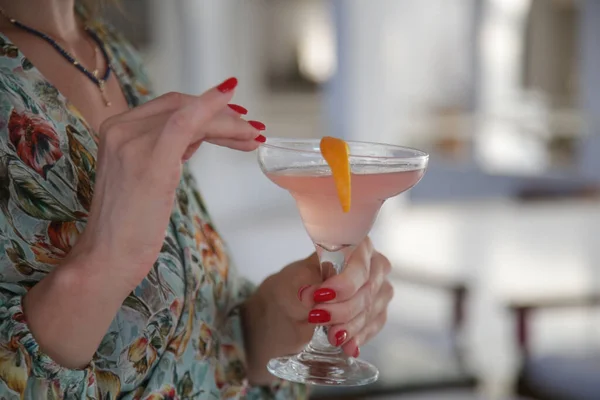 Close Woman Holding Cosmopolitan Cocktail — Φωτογραφία Αρχείου
