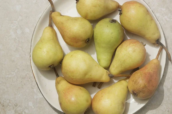 Organic Grow June Beauty Pears Plate Top View — Stock Photo, Image