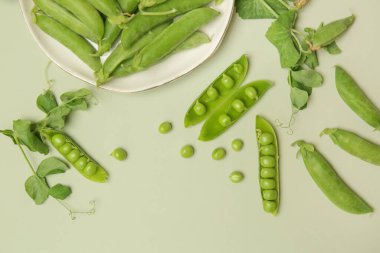 Masada taze toplanmış organik yeşil bezelyeler.