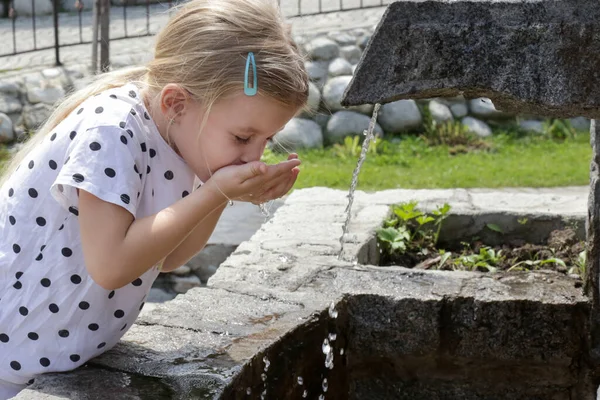 Little Girl Drinking Clean Spring Water Outdoor Tap — Fotografia de Stock