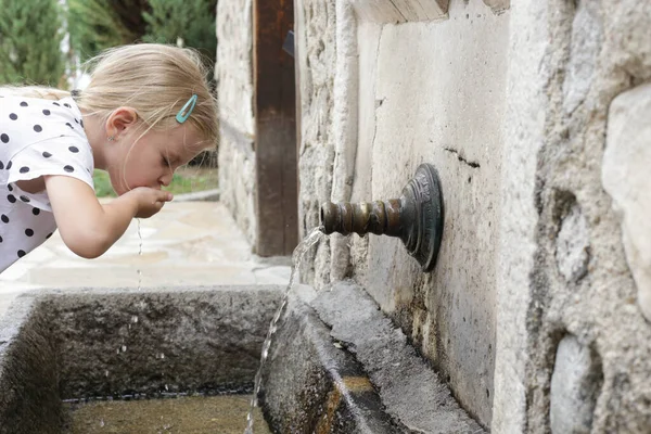 Little Girl Drinking Clean Spring Water Outdoor Tap — Fotografia de Stock