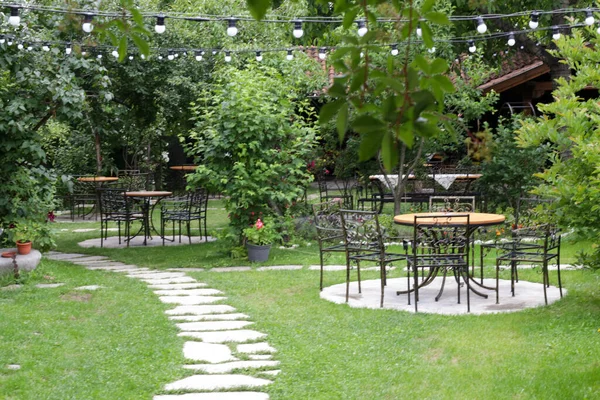Table Sets Outdoor Caf Beautiful Green Garden — Fotografia de Stock