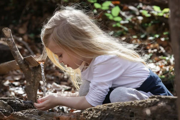 Menina Bonito Beber Água Limpa Nascente Floresta Conexão Das Crianças — Fotografia de Stock