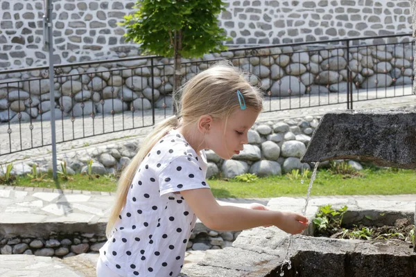 Little Girl Drinking Clean Spring Water Outdoor Tap — Stock fotografie