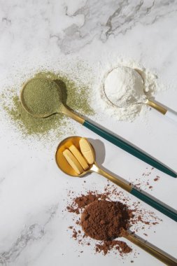 Sağlık ve güzellik için farklı besin takviyeleri - kolajen, vitamin, biyotin, haplar ve toz halinde protein