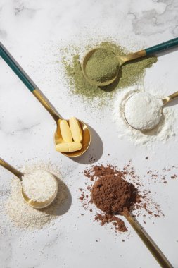 Sağlık ve güzellik için farklı besin takviyeleri - kolajen, vitamin, biyotin, haplar ve toz halinde protein