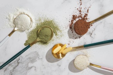 Sağlık ve güzellik için farklı besin takviyeleri - kolajen, vitamin, biyotin, haplar ve toz halinde protein