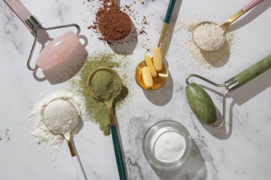 Cilt güzelliği, yüz silindiri, krem ve diyet takviyeleri için farklı ürünler. Kolajen, vitamin, biyotin, haplar ve toz halinde protein.