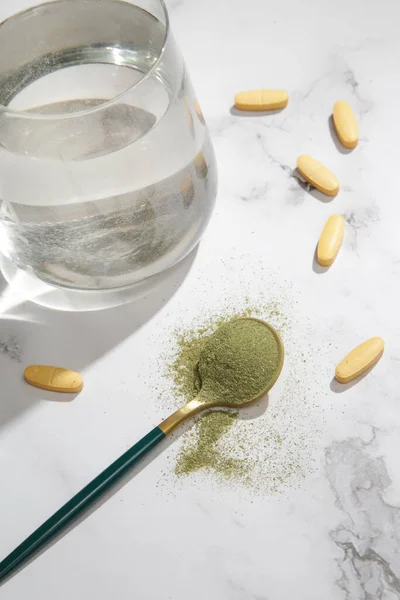 Green Powder Pills Spoons Concept Nutritional Supplement Dieting Detox Preventive — Foto de Stock