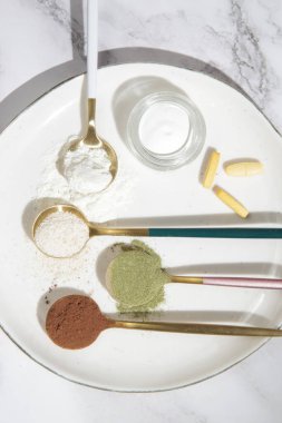 Cilt güzelliği için farklı ürünler - krem ve diyet takviyeleri - kolajen, vitamin, biyotin, haplar ve toz formunda protein