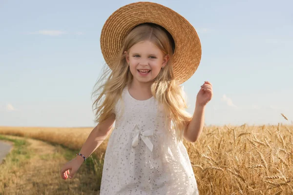 Чарівна Маленька Дівчинка Білій Сукні Пшеничному Полі — стокове фото