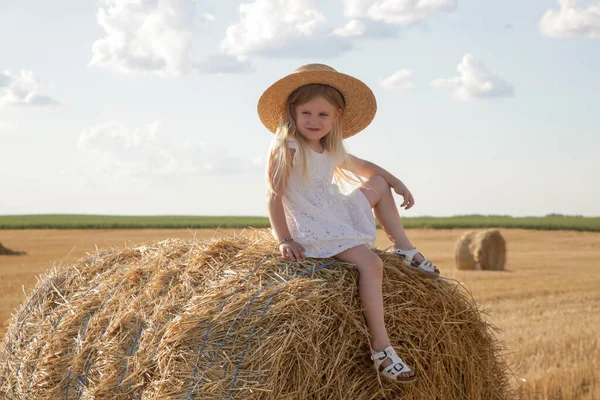 Retrato Menina Branca Bonito Vestido Branco Sentado Pilha Feno Campo — Fotografia de Stock