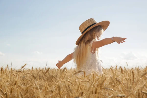 Menina Adorável Vestido Branco Campo Trigo — Fotografia de Stock