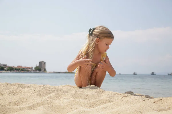 Little Years Old Girl Playing Sand Beach — 图库照片