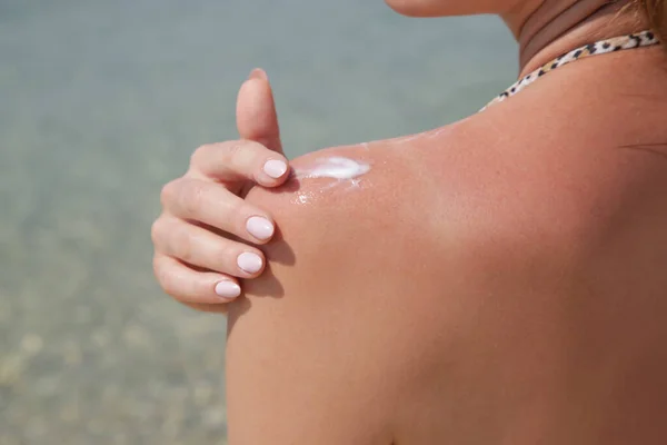 日焼け止めクリームを肩に塗る女性 太陽保護スキンケアコンセプト — ストック写真